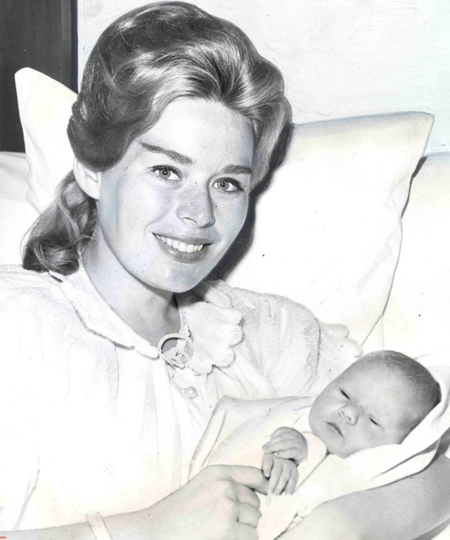 Actress attempts suicide at home of movie star, August 1958