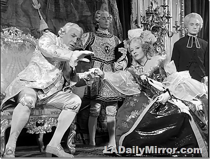 Opulently dressed mystery peeps. 