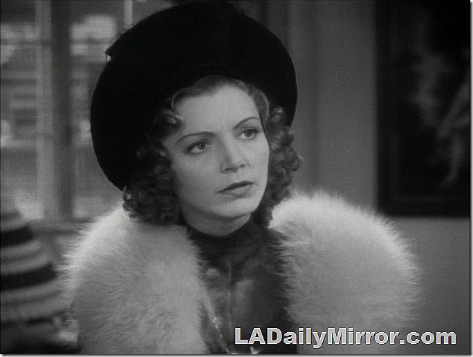 Woman with hat and fur coat. 